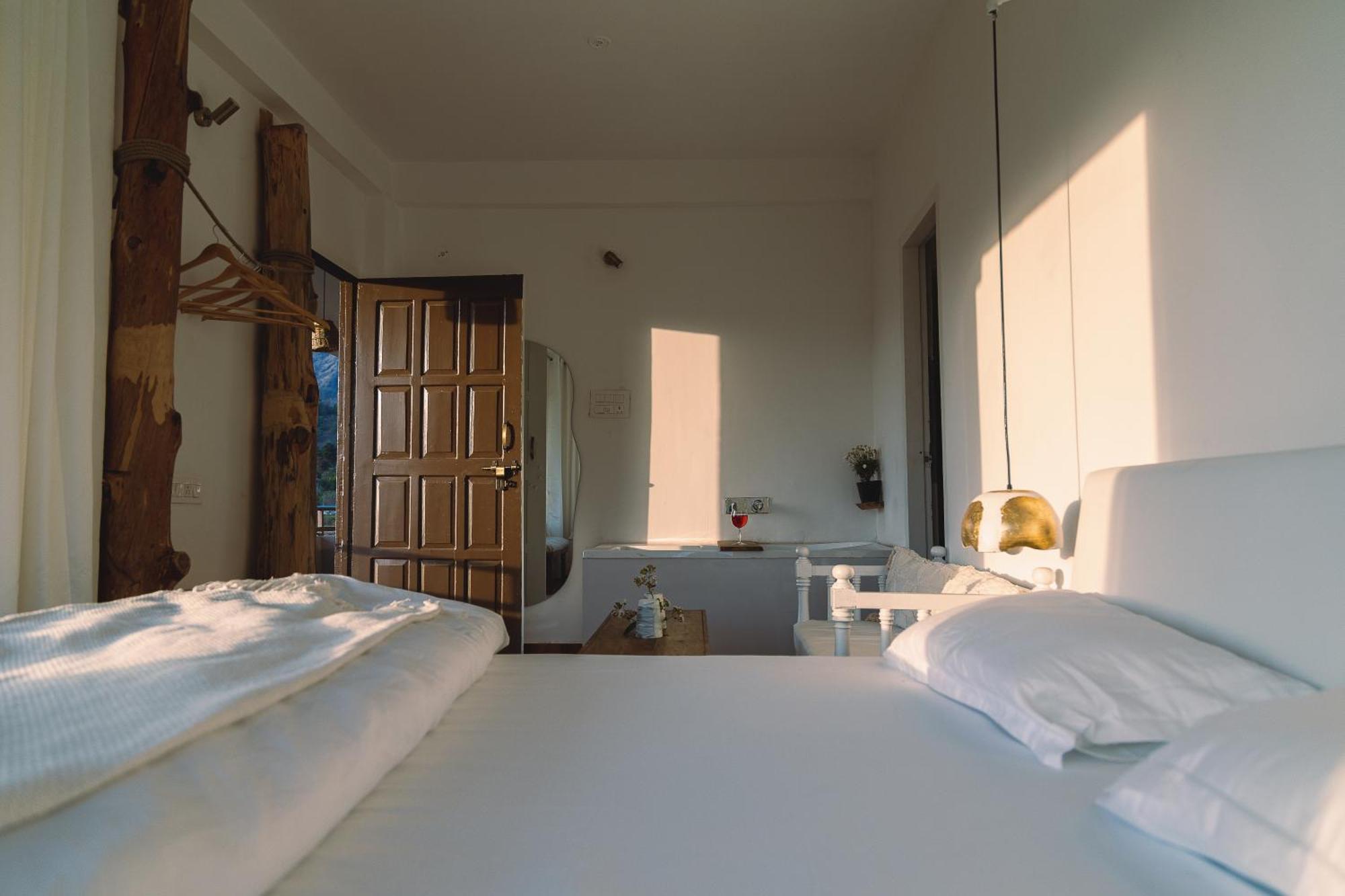 Exstasy Stays - Bathtub Rooms & Cafe - Your Romantic & Cozy Getaway - Thhpsociety - Mukteshwar Esterno foto