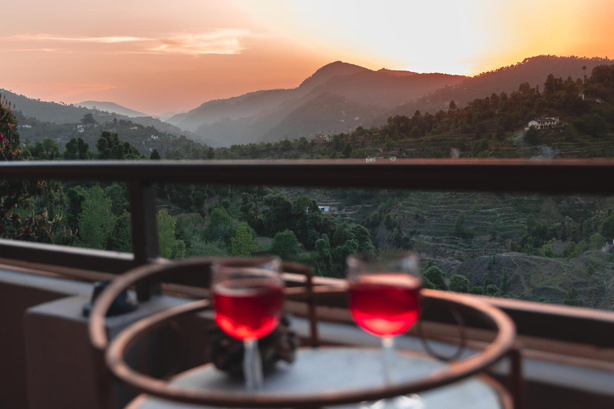 Exstasy Stays - Bathtub Rooms & Cafe - Your Romantic & Cozy Getaway - Thhpsociety - Mukteshwar Esterno foto