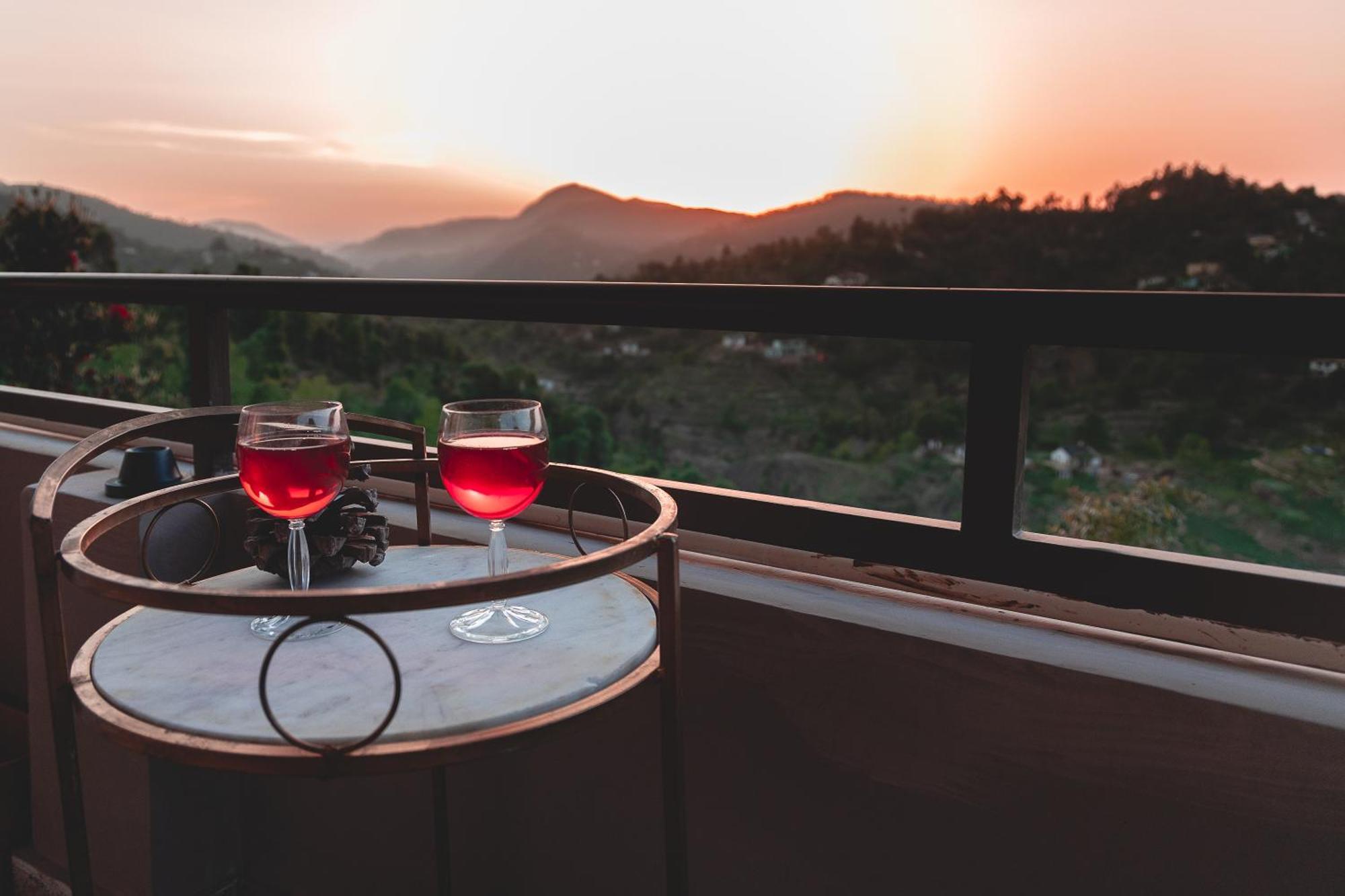 Exstasy Stays - Bathtub Rooms & Cafe - Your Romantic & Cozy Getaway - Thhpsociety - Mukteshwar Esterno foto