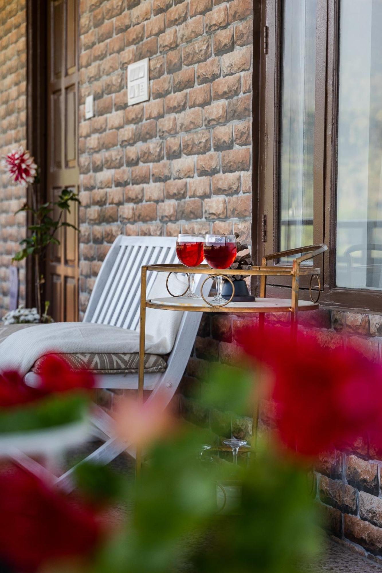 Exstasy Stays - Bathtub Rooms & Cafe - Your Romantic & Cozy Getaway - Thhpsociety - Mukteshwar Esterno foto